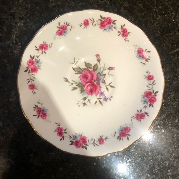 Set of two! Vintage Queen Anne “Ring of Roses” Bone China Cup and Saucer - 8186 - Picture 5 of 8